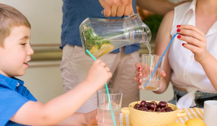 Clean Electrolyte Drinks for Active Families: What Actually Works